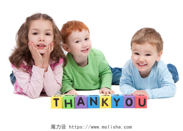 三个孩子说谢谢你和孩子一起躺在字母块幸福幸福的人美好童年